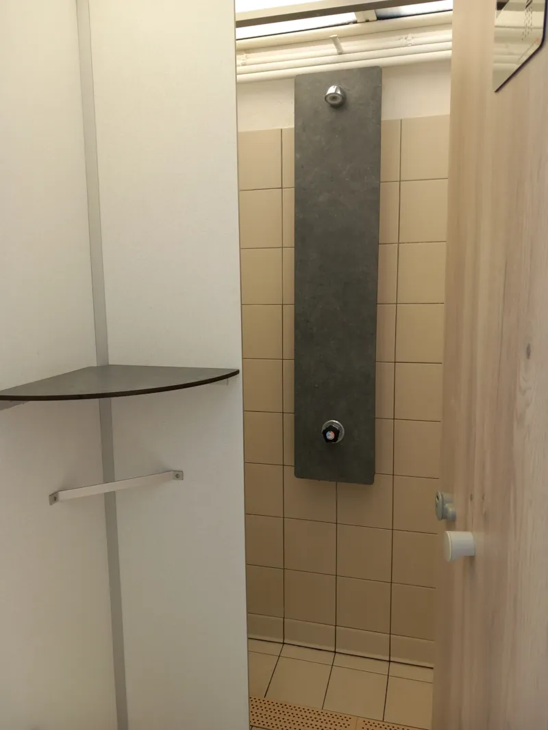 Emplacement + 1 Voiture + Tente Ou Caravane - 80M²