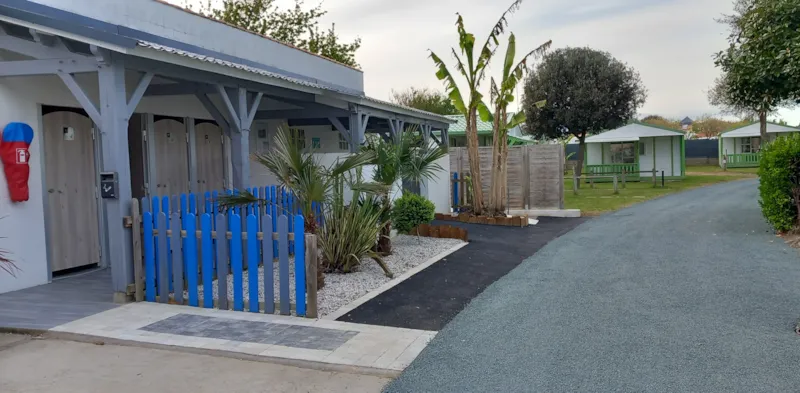 Emplacement + 1 Voiture + Tente Ou Caravane - 80M²