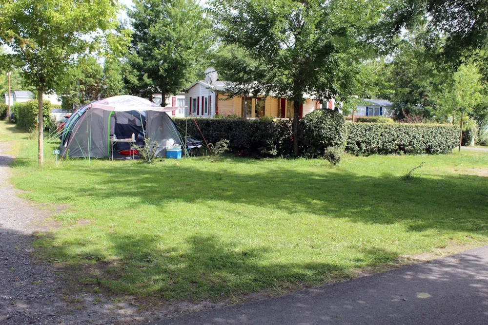 Emplacement - Emplacement Non Électrifié - Camping L'Arbre d'Or