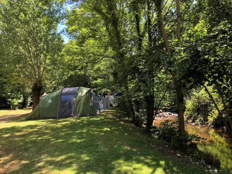 Emplacement Bord De Rivière (Electricité Incluse)