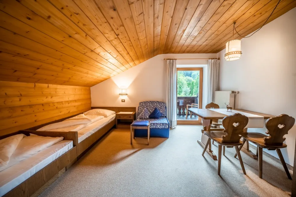 Mietunterkunft - Ferienwohnungen A (27 M² - Einzimmer App. Mit Getrennten Betten) - Camping Seiser Alm