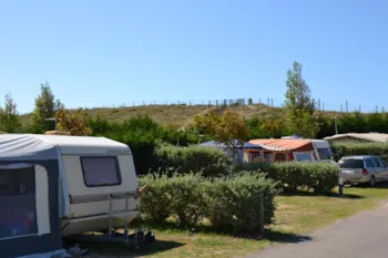 Kampeerplaats(en) - Kampeerplaats + Voertuig + Elektriciteit + 10 Ampères - Camping Eden Villages Le Caravan'Ile