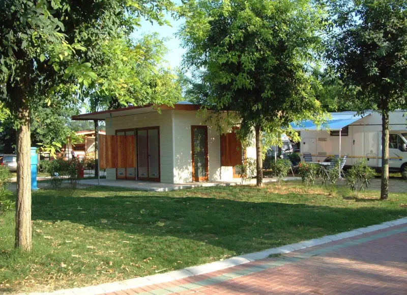 Emplacement Gold Voiture + Tente Ou Caravane Ou Camping-Car + Cabine De Douche + Cuisinière + Électricité 16A - 90/100 M²