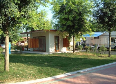 Pitch GOLD L tent or caravan or camping-car + complete private toilette + kitchen + 16A - 90/100 m² — 2