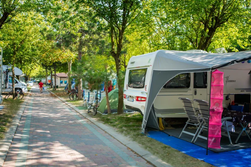 Emplacement B Voiture + Tente Ou Caravane Ou Camping-Car + Électricité 10A - 70/80 M²