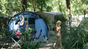 Emplacement - Emplacement B Voiture + Tente Ou Caravane Ou Camping-Car + Électricité 10A - 70/80 M² - Camping Village Tahiti