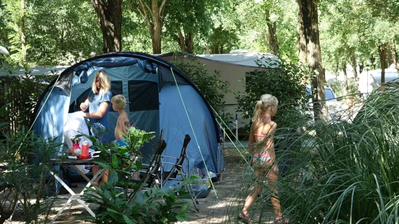 Emplacement B Voiture + Tente Ou Caravane Ou Camping-Car + Électricité 10A - 70/80 M²