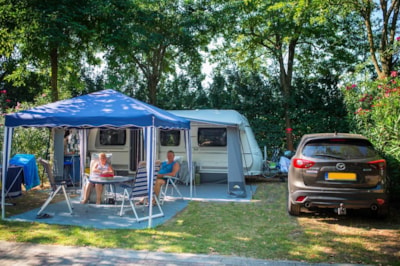 Pitch COMFORT L car+tent/caravan/camping-car + Water in- and outlet - 10A - 90/100 m² — 1