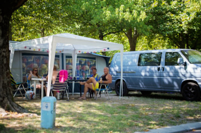Pitch COMFORT L car+tent/caravan/camping-car + Water in- and outlet - 10A - 90/100 m² — 2