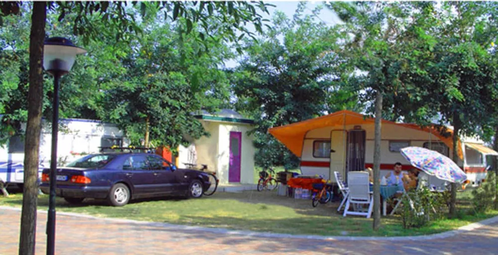 Emplacement - Emplacement D Voiture + Tente Ou Caravane Ou Camping-Car + Raccord Et Déchargement Eau + Wc Et Évier Privée - Eau Pas Chaude + Électricité 10A - 90/100 M² - Camping Village Tahiti