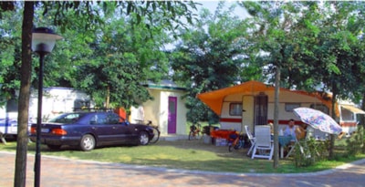 Pitch PREMIUM L tent/caravan/camping-car + Water in- and outlet +WC and basin + 10A - 90/100 m² — 1