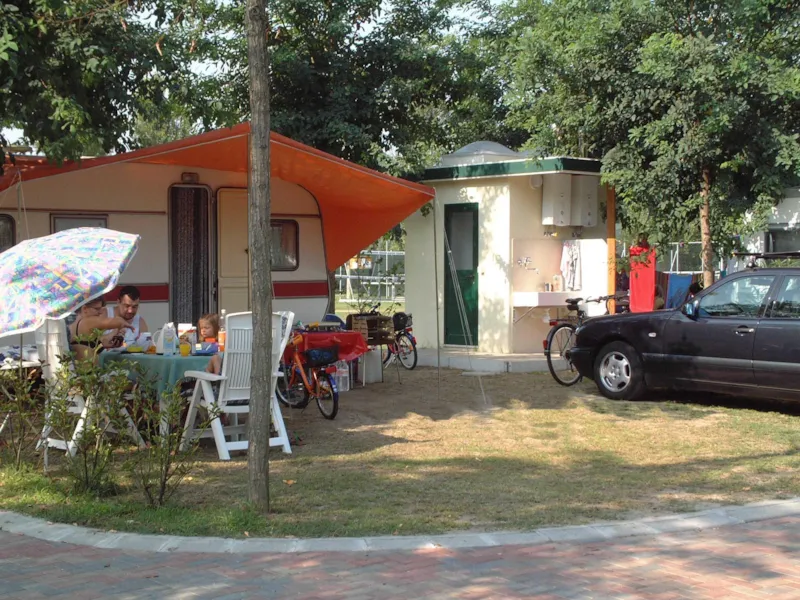 Emplacement E Voiture + Tente Ou Caravane Ou Camping-Car + Toilette Privée (Avec Lavabo, Wc Et Douche Chaude) + Evier Pour La Vaisselle+ Électricité 10A - 90/100 M²