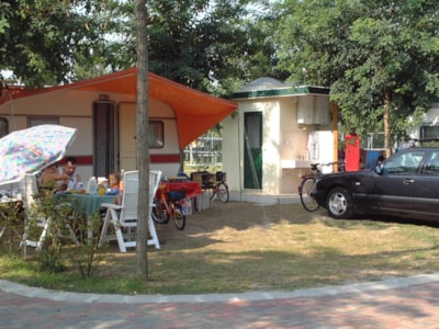 Pitch DELUXE L - tent/caravan/camping-car + complete private toilette+outside sink - 10A - 90/100 m² — 2