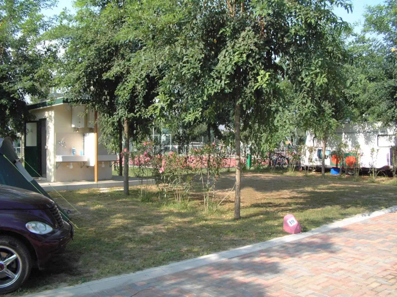 Emplacement E Voiture + Tente Ou Caravane Ou Camping-Car + Toilette Privée (Avec Lavabo, Wc Et Douche Chaude) + Evier Pour La Vaisselle+ Électricité 10A - 90/100 M²