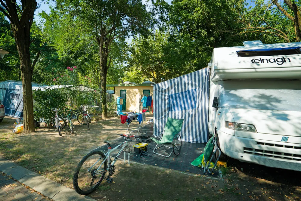 Emplacement - Emplacement E Voiture + Tente Ou Caravane Ou Camping-Car + Toilette Privée (Avec Lavabo, Wc Et Douche Chaude) + Evier Pour La Vaisselle+ Électricité 10A - 90/100 M² - Camping Village Tahiti