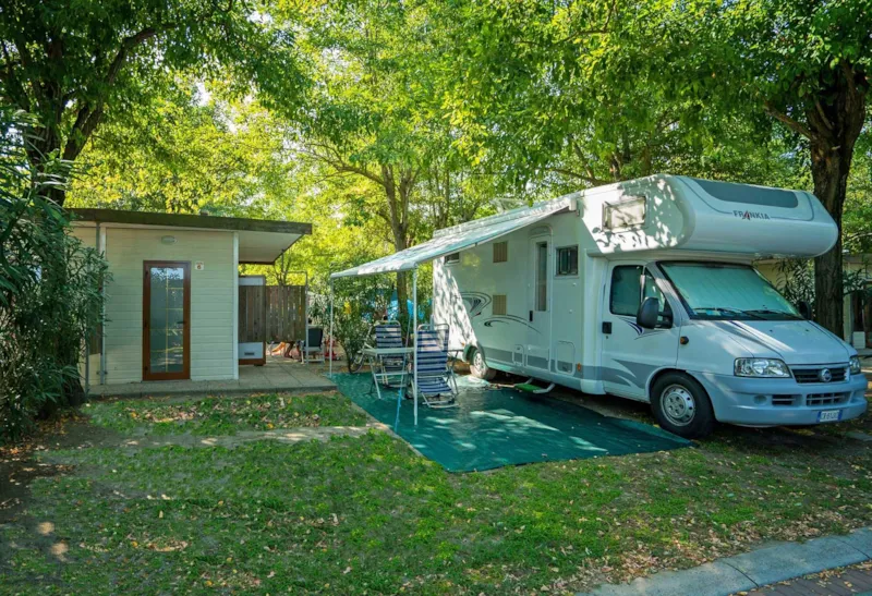 Emplacement Gold Voiture + Tente Ou Caravane Ou Camping-Car + Cabine De Douche + Cuisinière + Électricité 16A - 90/100 M²