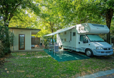 Pitch GOLD L tent or caravan or camping-car + complete private toilette + kitchen + 16A - 90/100 m² — 3