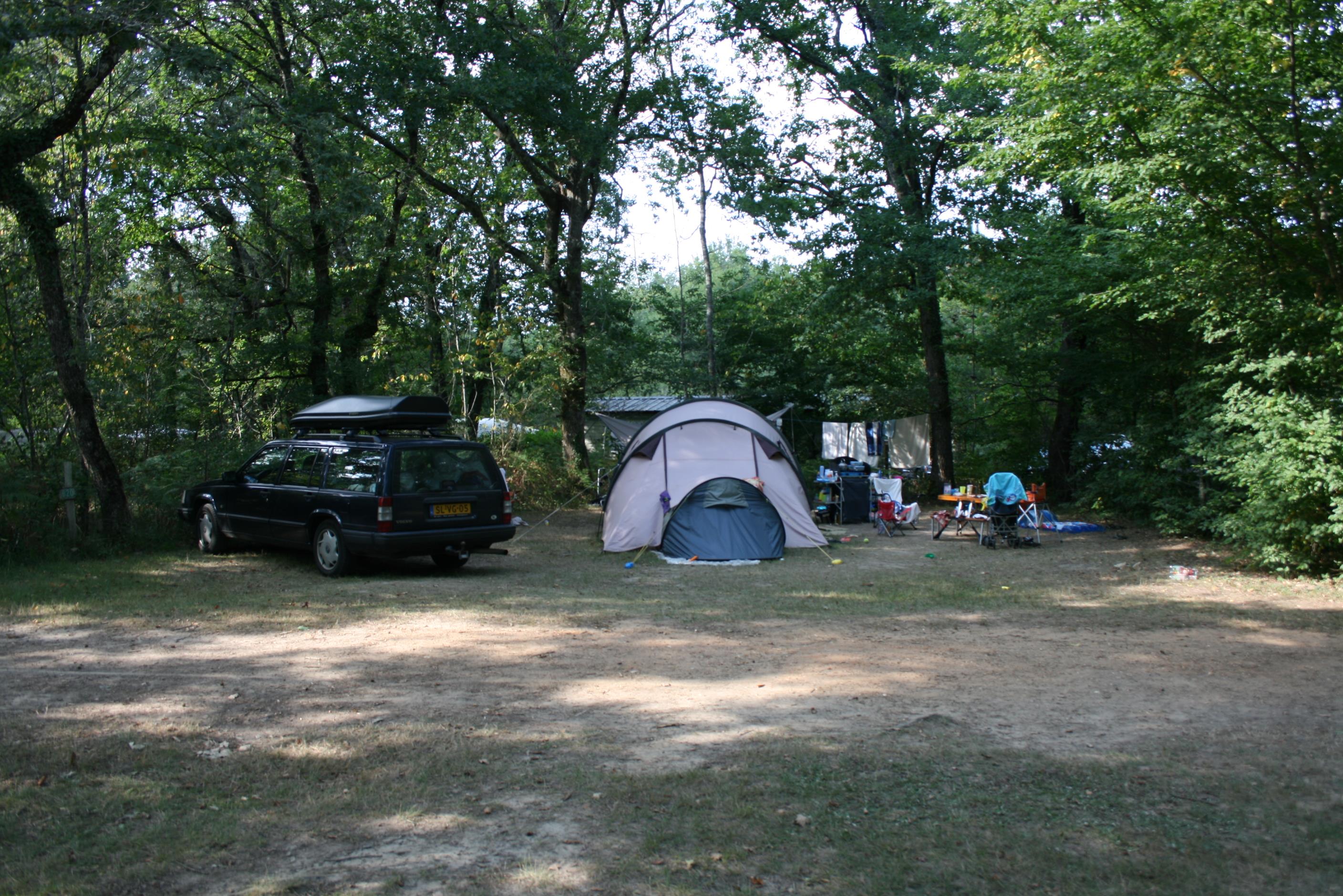 Pitch - Pitch Caravan Or Tent + Car - Domaine naturiste de Chaudeau