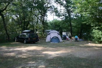 Emplacement - Emplacement Caravane Ou Tente + Voiture - Domaine naturiste de Chaudeau