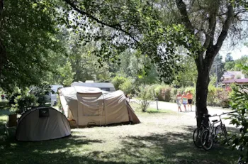 Stellplatz - Stellplatz Radfahrer/Motorradfahrer - Camping Le Moulin de Mellet