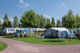 Kampeerplaats(en) - Grand Confort Standplaats (Elektriciteit 16Amp +Water- En Afvoerpunt) - Camping Seasonova Haliotis
