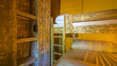 SLOW LODGE - 2 bedrooms, no bathroom — 4
