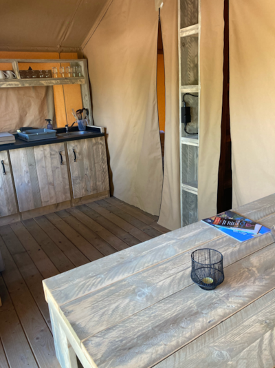 SLOW LODGE - 2 bedrooms, no bathroom — 2