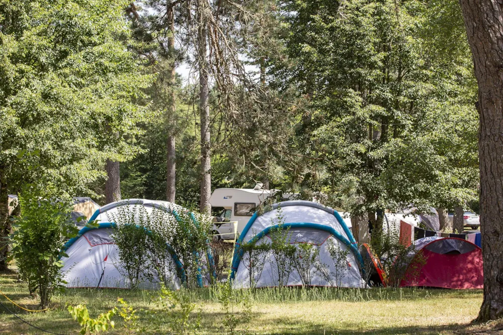 Pitch - Cyclo/Hiking Stop: No Vehicle Or Electricity - Camping de Collonges-la-rouge