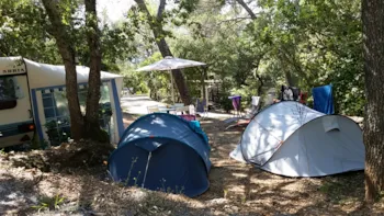 Emplacement - Emplacement Petite Tente + Véhicule - Camping Les Bois de Mont-Redon