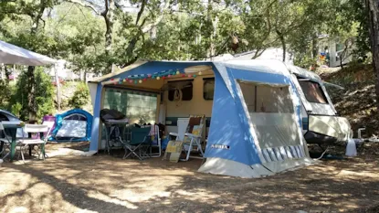 Emplacement Confort Tente Ou Caravane + 1 Véhicule Ou Camping Car + Électricité