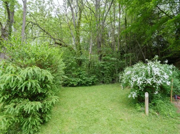 Emplacement Caravane Et Camping-Car - Grand Confort - Eau Et Electricité Inclus