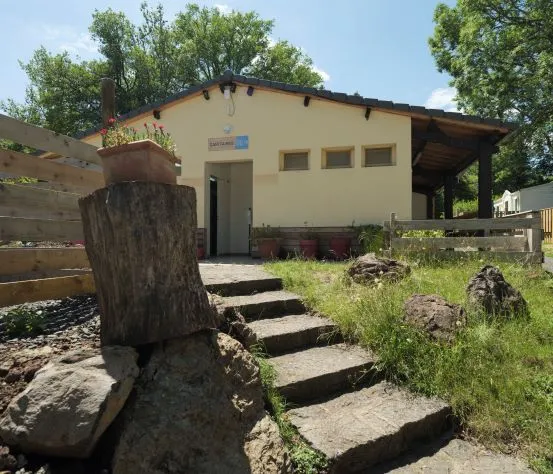 Emplacement Caravane Et Camping-Car - Grand Confort - Eau Et Electricité Inclus