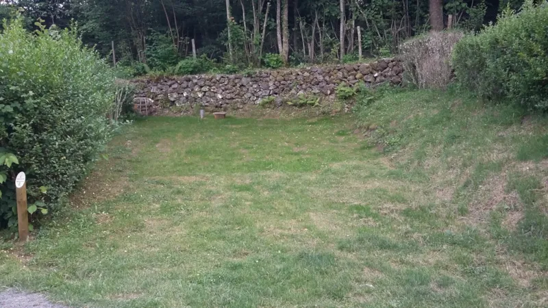 Emplacement Caravane Et Camping-Car - Grand Confort - Eau Et Electricité Inclus