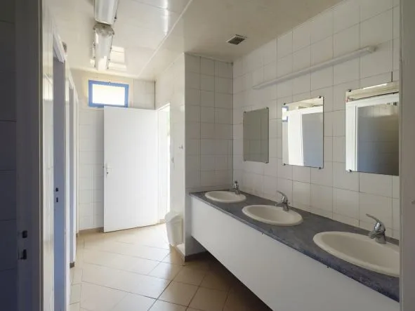 Emplacement Caravane Et Camping-Car - Grand Confort - Eau Et Electricité Inclus