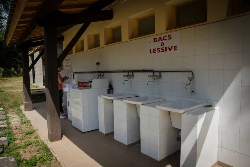 Emplacement Caravane Et Camping-Car - Grand Confort - Eau Et Electricité Inclus