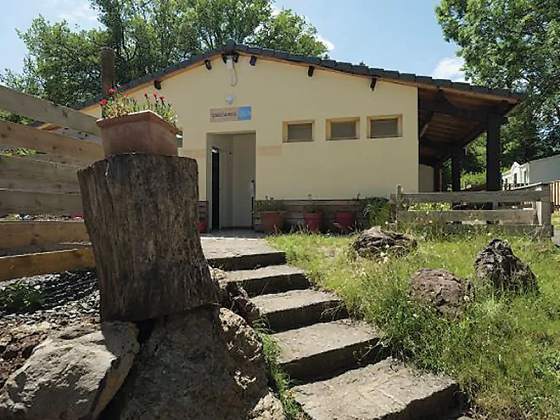 Emplacement Caravane Et Camping-Car - Grand Confort - Eau Et Electricité Inclus