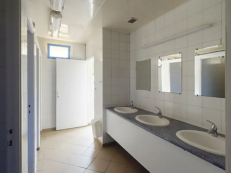 Emplacement Caravane Et Camping-Car - Grand Confort - Eau Et Electricité Inclus