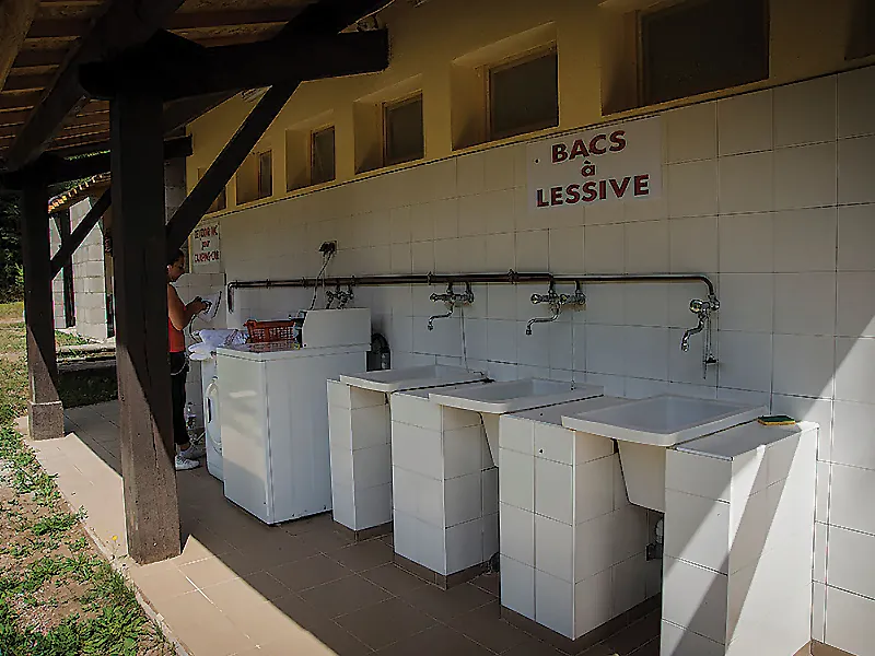 Emplacement Caravane Et Camping-Car - Grand Confort - Eau Et Electricité Inclus