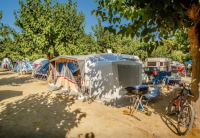 Pitch + 1 car + tent , caravan or camping-car + electricity — 3
