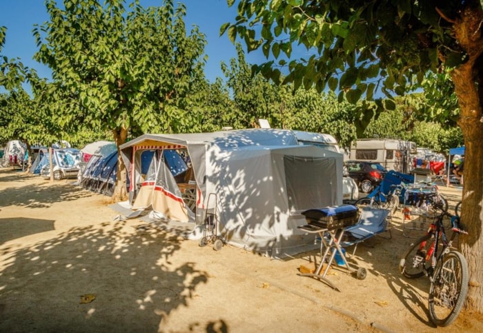 Emplacement + 1 Voiture + Tente, Caravane Ou Camping-Car + Électricité
