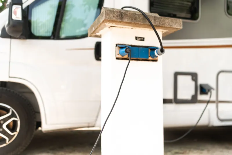 Emplacement + 1 Voiture + Tente, Caravane Ou Camping-Car + Électricité