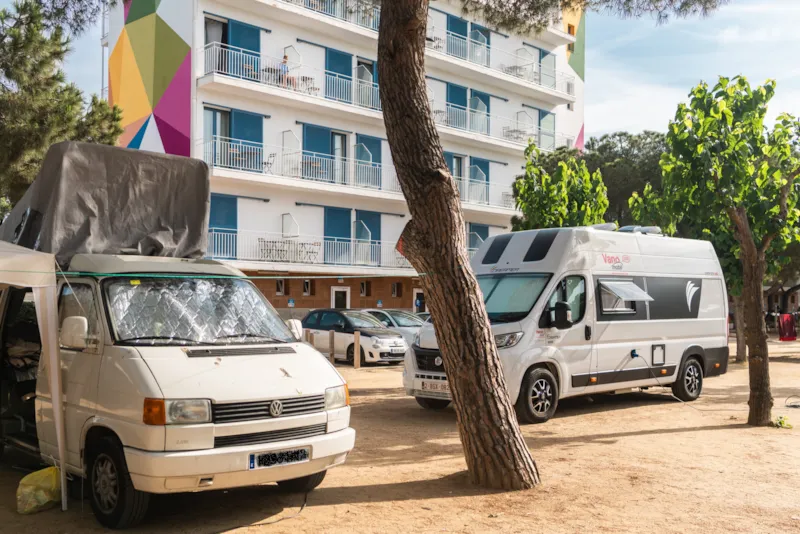 Emplacement + 1 Voiture + Tente, Caravane Ou Camping-Car + Électricité
