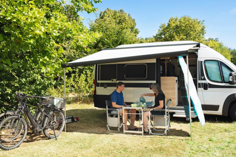 Emplacement - Forfait B : Emplacement + Électricité 10 Ampères + Véhicule - Camping La Corniche***