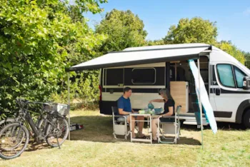 Emplacement - Forfait B : Emplacement + Électricité 10 Ampères + Véhicule - Camping La Corniche***