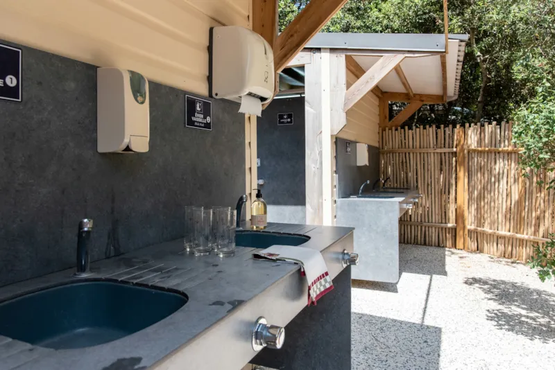 Emplacement Signature Terrasse + Sanitaires Privés / S