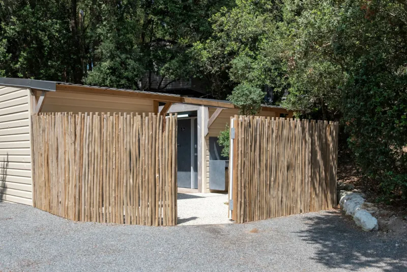 Emplacement Signature Terrasse + Sanitaires Privés / S