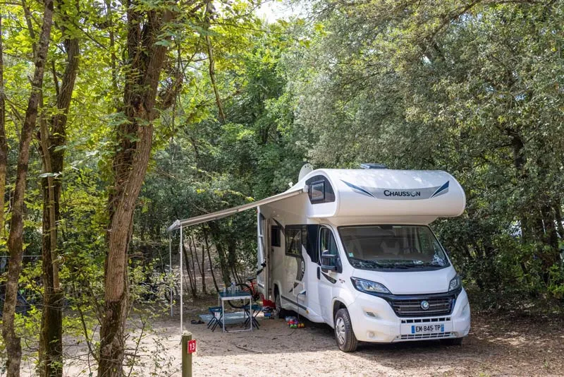 Emplacement Avec Électricité + Sanitaires Privés / D
