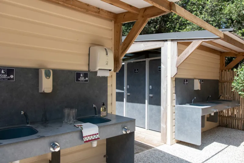 Emplacement Avec Électricité + Sanitaires Privés / D