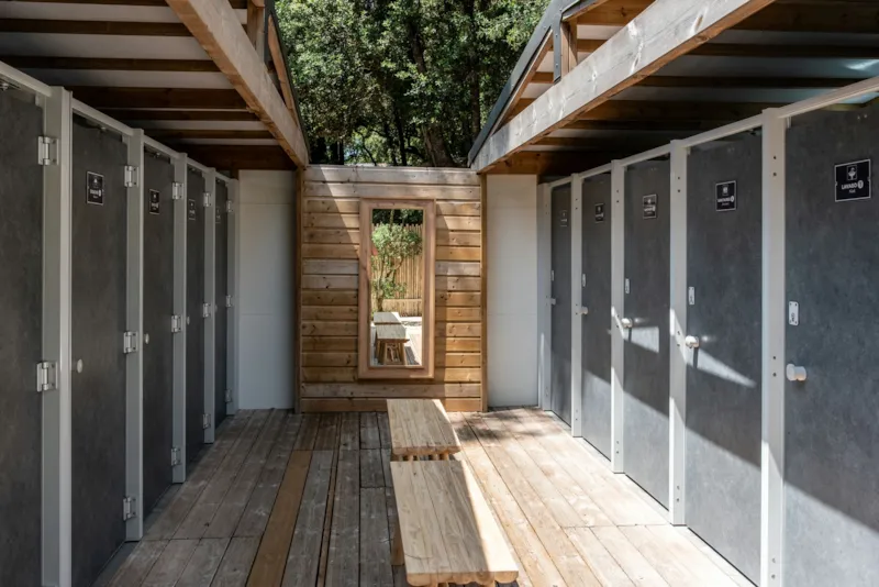 Emplacement Avec Électricité + Sanitaires Privés / D