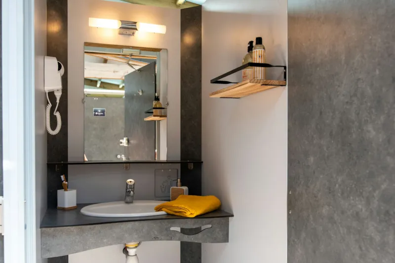 Emplacement Avec Électricité + Sanitaires Privés / D